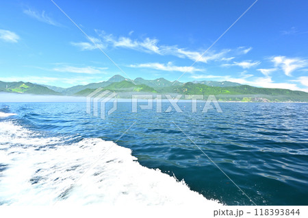 クルーズ船より知床の大地と海を望む 118393844