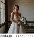 ブーケを手に微笑むウェディングドレスの花嫁 118394774