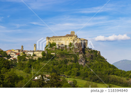 Bardi castle (Castello di Bardi) with town, province of Parma, Emilia Romagna Bardi castle (Castello di Bardi) with town, province of Parma, Emilia Romagna 118394840