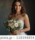 ブーケを持って微笑む美しい花嫁 118394854