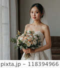 ウェディングドレスで微笑む美しい花嫁 118394966