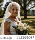 ウェディングドレスの高齢女性 118395067