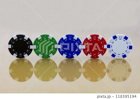 Round chips of different values are on the mirror surface 118395194