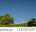爽やかな青空と小屋のある山道 118395387