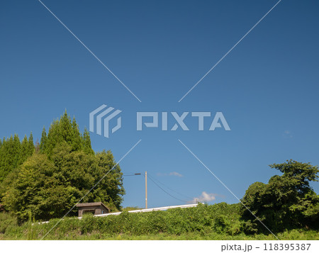 爽やかな青空と小屋のある山道 爽やかな青空と小屋のある山道 118395387