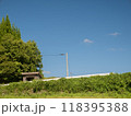 爽やかな青空と小屋のある山道（近影ver.） 118395388