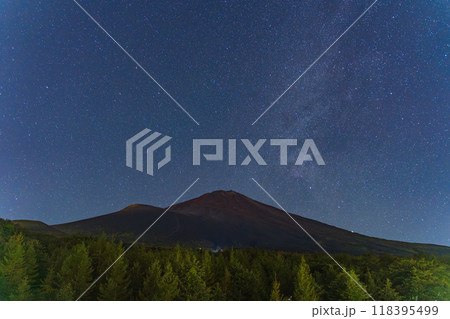 【静岡県】富士山・御殿場口登山道から望む山頂と天の川 【静岡県】富士山・御殿場口登山道から望む山頂と天の川 118395499