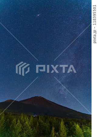 【静岡県】富士山・御殿場口登山道から望む山頂と天の川 118395501