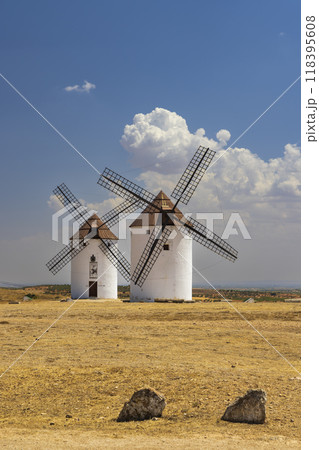 Windmills near Mota del Cuervo, Toledo, Castilla La Mancha, Spain Windmills near Mota del Cuervo, Toledo, Castilla La Mancha, Spain 118395608