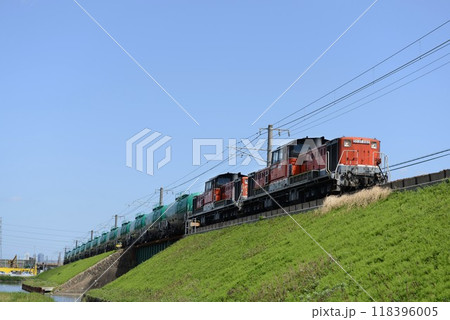 関西本線を走る貨物列車 118396005