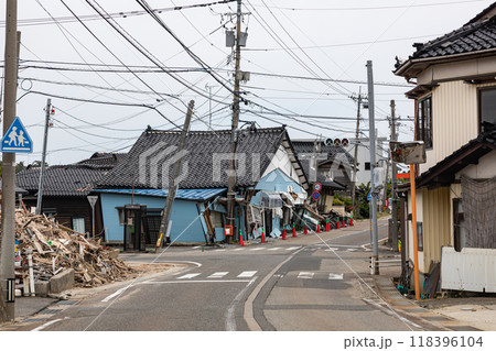 能登震災、珠洲市街地道路の様子 118396104