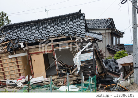能登震災、倒壊する家屋 118396105