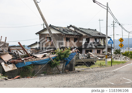 能登震災、電柱なども傾いている 118396106
