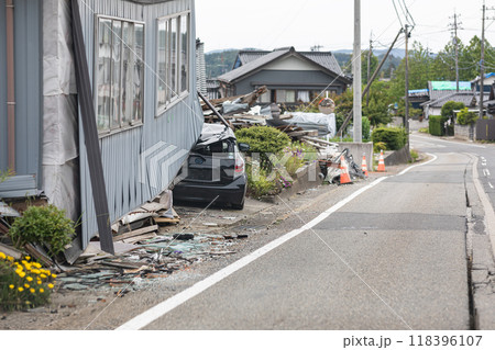 能登震災、車が建物の下敷きになる 118396107