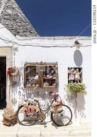Trulli houses in Alberobello, UNESCO site, Apulia region, Italy 118396214