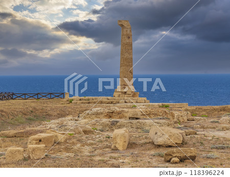 Capo Colonna, Temple of Hera Lacinia near Crotone, Calabria, Italy Capo Colonna, Temple of Hera Lacinia near Crotone, Calabria, Italy 118396224