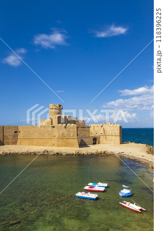 Castle in Isola di Capo Rizzuto, Province of Crotone, Calabria, Italy Castle in Isola di Capo Rizzuto, Province of Crotone, Calabria, Italy 118396225