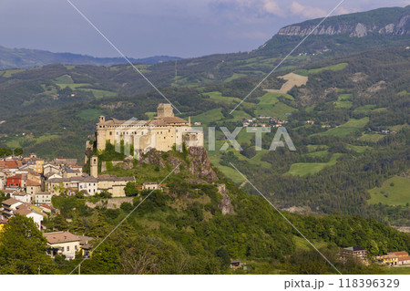 Bardi castle (Castello di Bardi) with town, province of Parma, Emilia Romagna 118396329