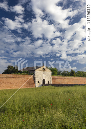 The walls of Sabbioneta, UNESCO World Heritage site, Lombardy, Italy 118396330