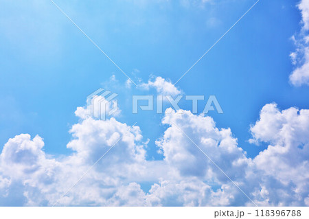 夏の青空と雲 118396788
