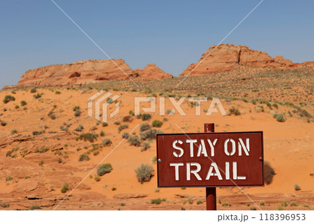 アッパー・アンテロープ・キャニオン　の出口周辺　警告看板　STAY ON TRAIL 118396953