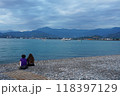 カップルとBatumiのビーチ 118397129