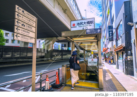 日本の東京都市景観 9月。東急電鉄　池尻大橋駅 北口などを望む。20M先に改札階ゆきエレベーター 118397195