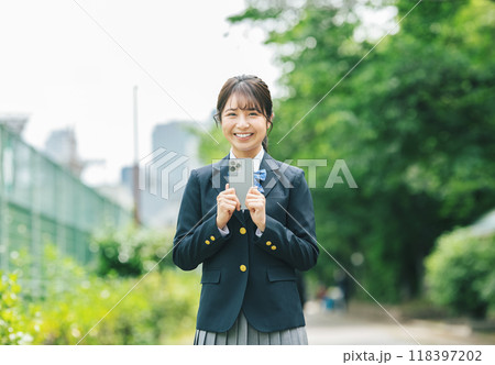 スマホを持つ女子高校生 118397202
