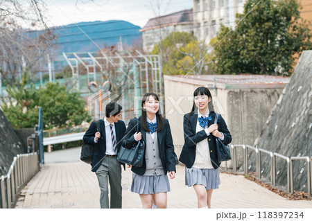 歩いて通学する高校生 歩いて通学する高校生 118397234