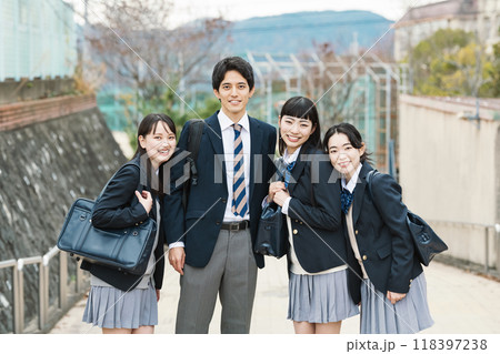 男女高校生のポートレート 118397238