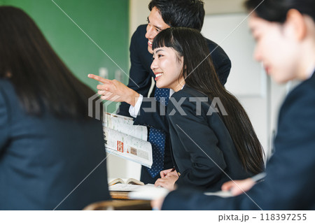 先生に勉強を教えてもらう女子高校生 先生に勉強を教えてもらう女子高校生 118397255