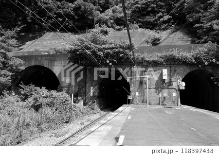 田浦駅のホームから見た鉄道トンネル 118397438