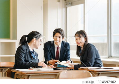 教室で雑談話をする高校生 118397462