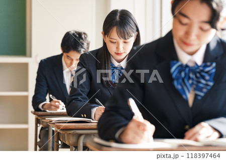 授業を受ける高校生 授業を受ける高校生 118397464