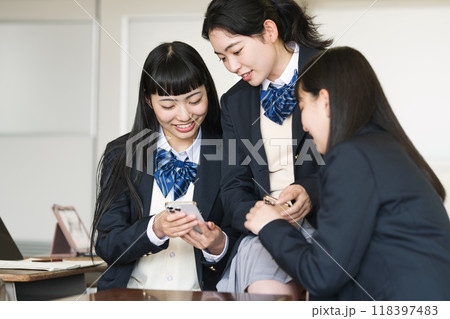 学校の教室でスマホを見る女子高生 学校の教室でスマホを見る女子高生 118397483