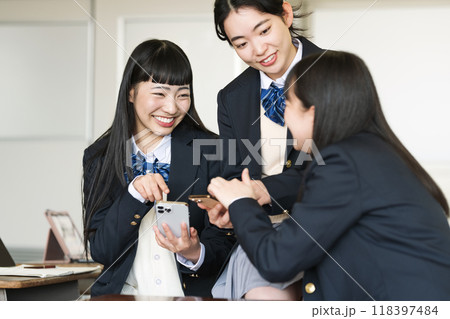学校の教室でスマホを見る女子高生 118397484
