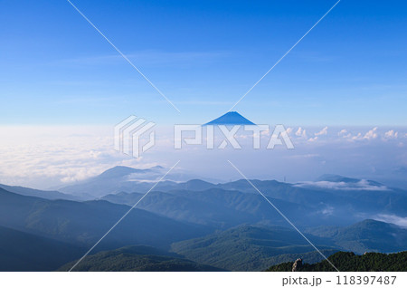 金峰山より望む早朝の富士山と雲海の絶景 金峰山より望む早朝の富士山と雲海の絶景 118397487