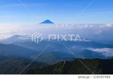 金峰山より望む早朝の富士山と雲海の絶景 金峰山より望む早朝の富士山と雲海の絶景 118397489