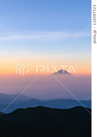 朝焼けの空と雲海と富士山（金峰山からの眺め） 118397523