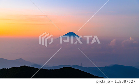 朝焼けの空と雲海と富士山(金峰山からの眺め) 朝焼けの空と雲海と富士山(金峰山からの眺め) 118397527