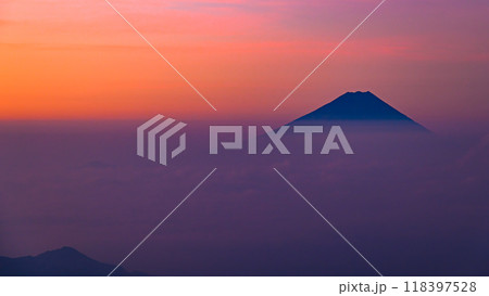 朝焼けの空と雲海と富士山（金峰山からの眺め） 118397528