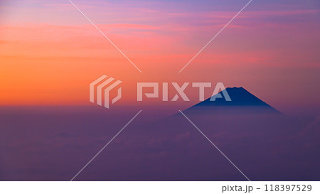 朝焼けの空と雲海と富士山(金峰山からの眺め) 朝焼けの空と雲海と富士山(金峰山からの眺め) 118397529