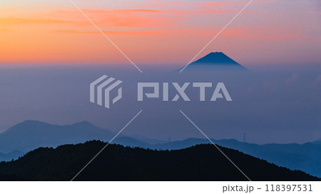朝焼けの空と雲海と富士山（金峰山からの眺め） 118397531