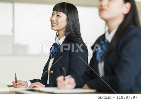 笑顔で授業を受ける女子高生 笑顔で授業を受ける女子高生 118397597