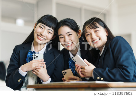 学校でスマホを持つ女子高校生 118397602