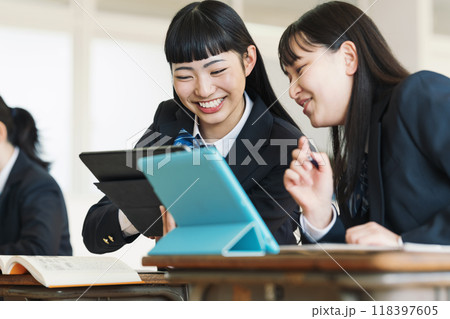 タブレットで勉強する女子高校生 タブレットで勉強する女子高校生 118397605