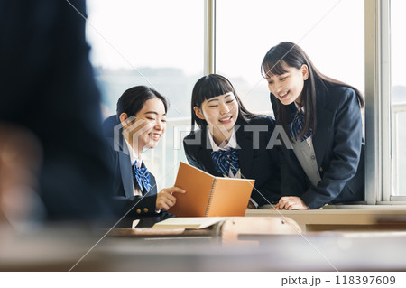 友達と話をする女子高生 118397609