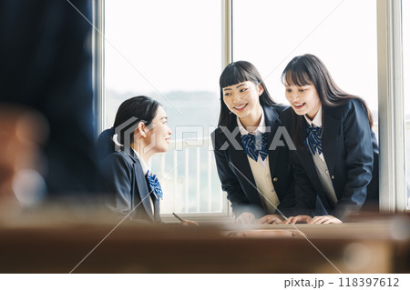 友達と話をする女子高生 118397612