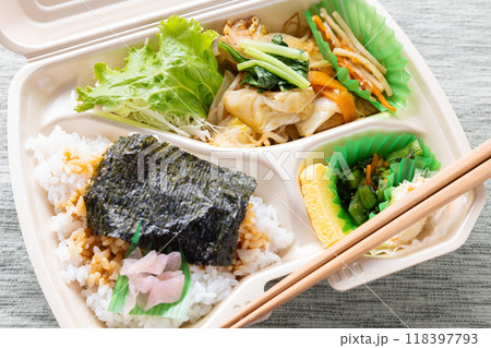 美味しいおかずたっぷりの海苔弁当 118397793