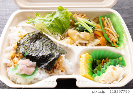 美味しいおかずたっぷりの海苔弁当 118397799